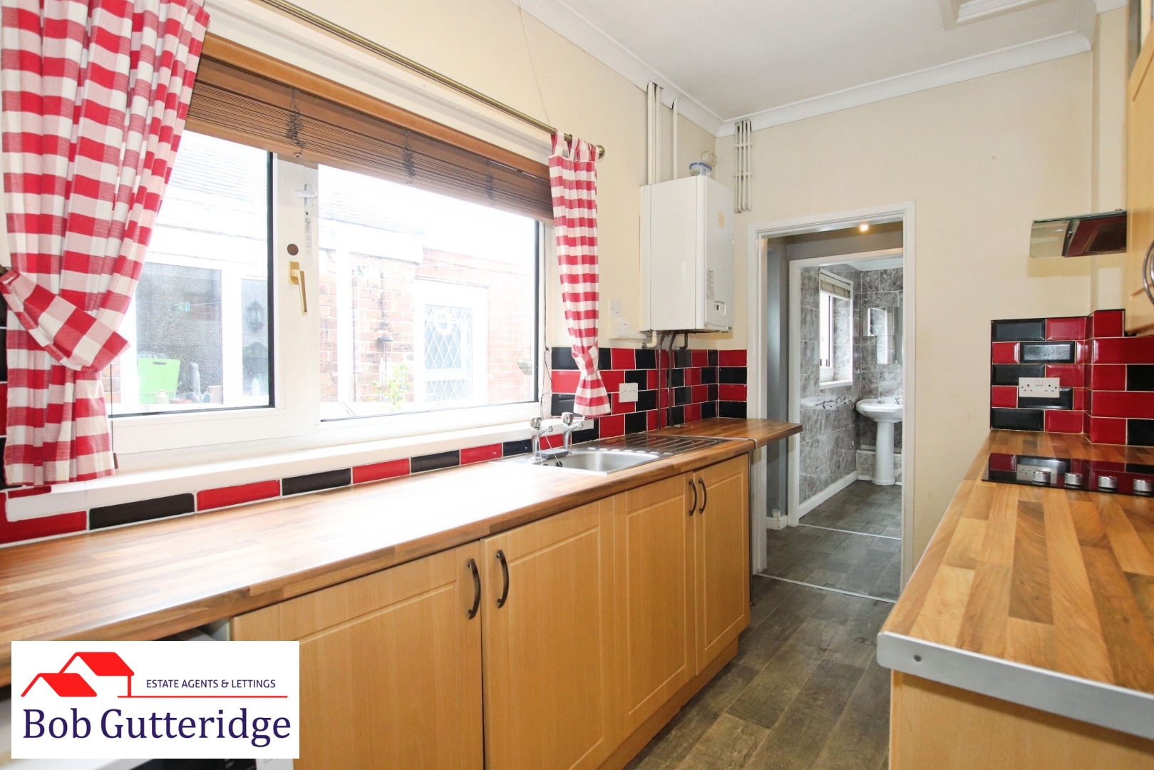 FITTED KITCHEN
